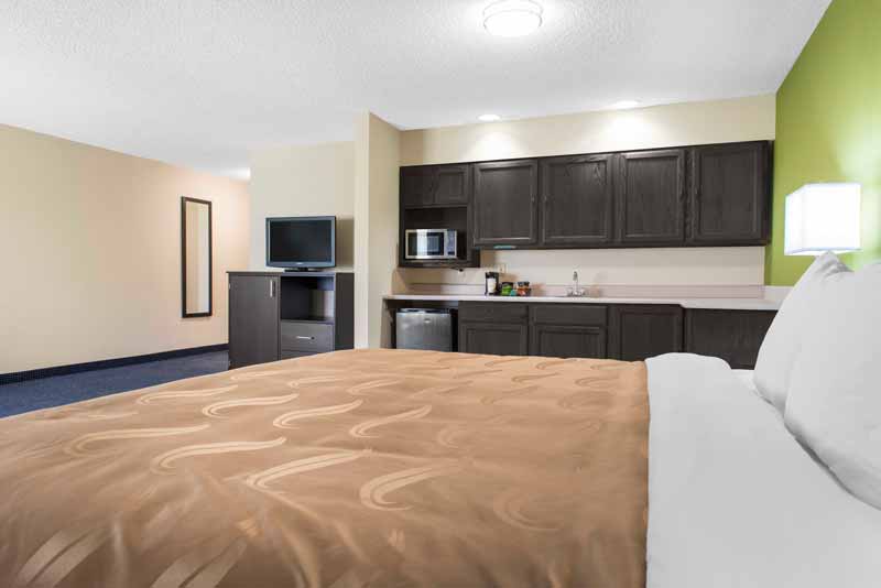 https://qualityinnanderson.com/wp-content/uploads/2017/08/king-suite-quality-inn-anderson-indiana.jpg