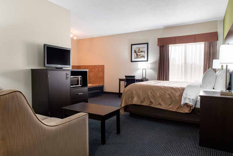 https://qualityinnanderson.com/wp-content/uploads/2017/08/whirlpool-suite-quality-inn-anderson-indiana.jpg